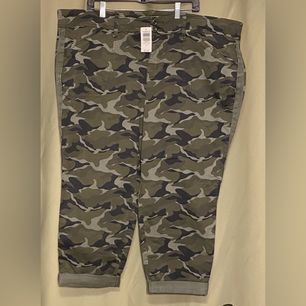 Torrid Camouflage Twill Aviator Crop Pants Women’s size 26 NWT